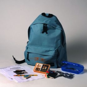 Archäologischer Rucksack, ausgepackt mit Puzzle und Rätseln