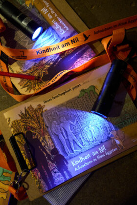 Eine UV-Lampe leuchtet auf ein Rätselheft