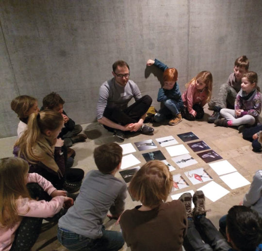 Kindergruppe beim Götter-Memory spielen