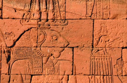 Detail der Reliefs auf der Außenwand des Löwentempel: Apedemak (Löwengott)