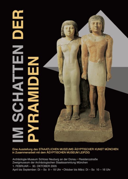 Plakat der Ausstellung Im Schatten der Pyramiden