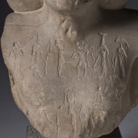 Brust einer Statue guerisseuse mit Hieroglypheninschrift
