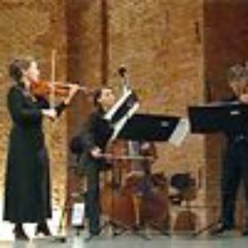 Mitglieder des Münchner Kammerorchesters Andrea Schumacher an der Violine, Romuald Kozik an Violine und Viola sowie Veronika Pápai am Kontrabaß.