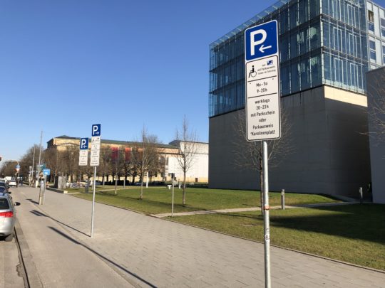 Behinderten-Parkplatz vor dem Museum