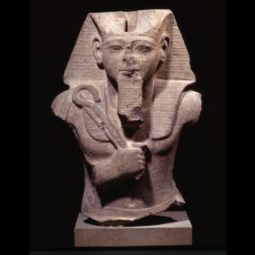 Oberteil einer Sitzfigur des Königs Ramses II. mit Krummstab und Wedel