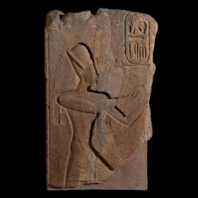 Tempelrelief: Pharao Ramses II. beim Gebet