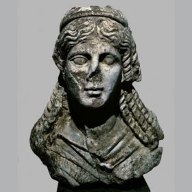 Oberteil einer Statue der Isis