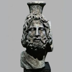 Oberteil einer Statue des Serapis