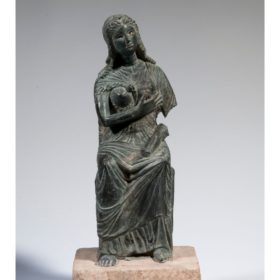 Statue der thronenden Isis mit Horusknaben (Isis lactans)
