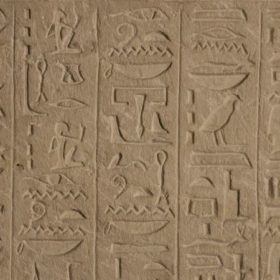 In Stein gemeißelte Hieroglyphen