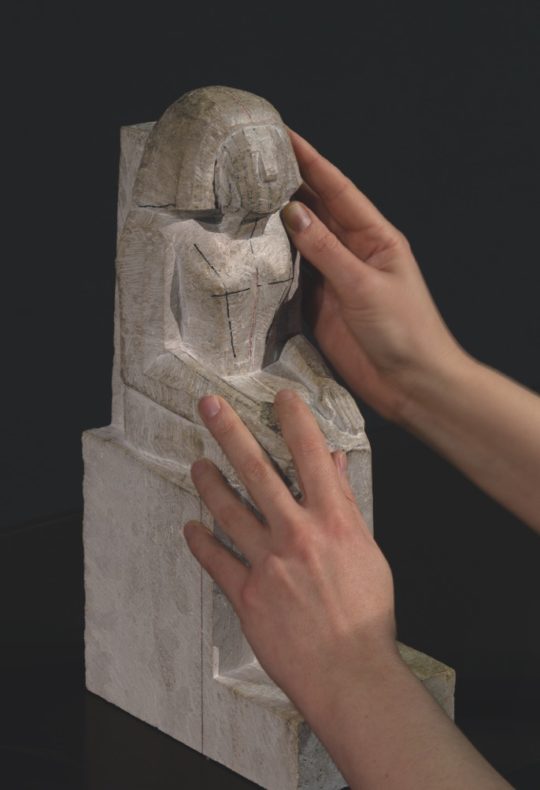 Hu00e4nde betasten eine Statue