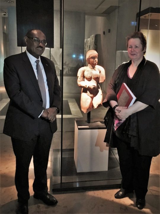 S.E. Dr. Al-Dirdiri Mohamed Ahmed, Außenminister der Republik Sudan und Dr. Sylvia Schoske neben der “Meroitischen Venus”.