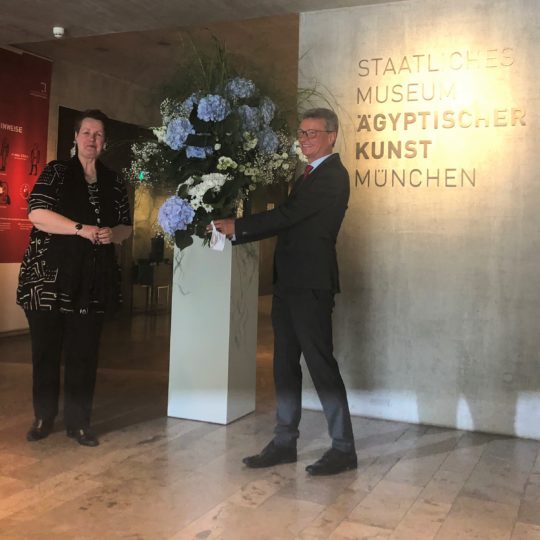 Kunstminister Bernd Sibler überreicht Museumsdirektorin Schoske einen Blumenstrauß