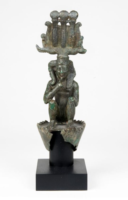 Bronzefigur eines jugendlichen Sonnengottes, der auf einer Lotosblüte sitzt