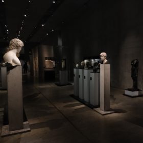 Blick in die Dauerausstellung mit den Statuenköpfen von Antinoos und Hadrian