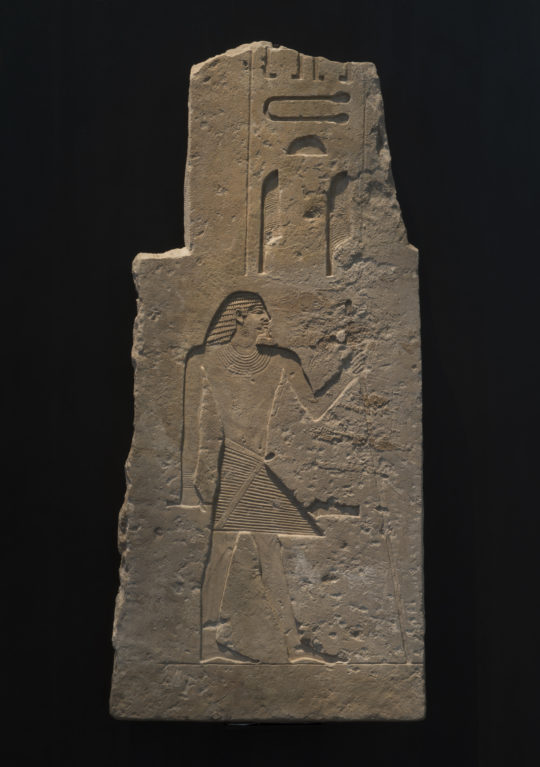 Relief des Tjeti - ein nach rechts stehender, stehender Ägypter in versenktem Relief