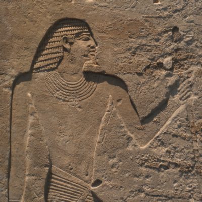Detail aus dem Relief des Tjeti - gesicht und Oberkörper eines nach rechts blickenden Ägypters in versenktem Relief