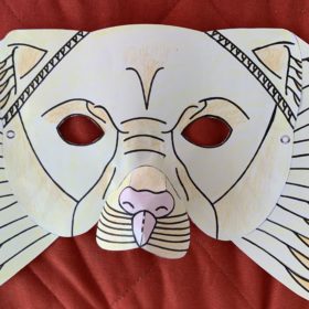 Eine Löwenmaske aus Papier