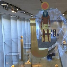 Im Museum schwebt eine digitale Animation der Sonnenbarke. In ihr steht der widderköpfige Sonnengott.