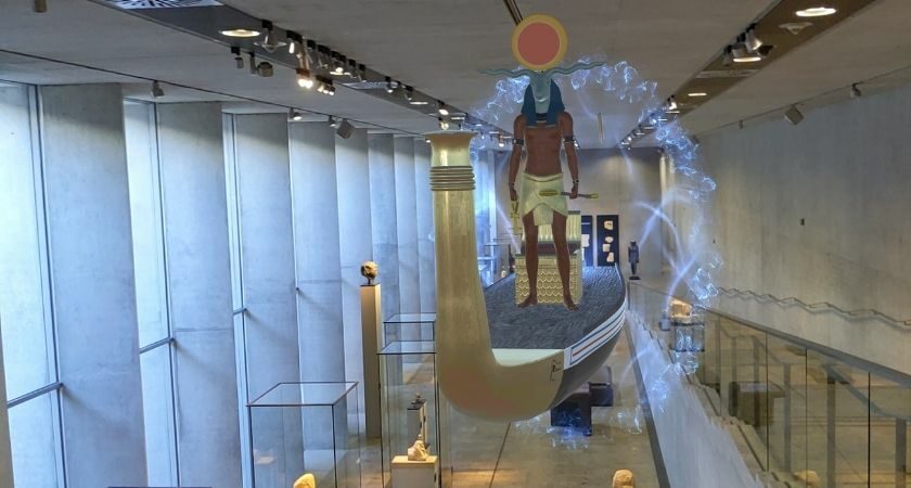 Im Museum schwebt eine digitale Animation der Sonnenbarke. In ihr steht der widderköpfige Sonnengott.