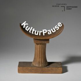 Auf einer hölzernen Kopfstütze liegt das Wort KulturPause