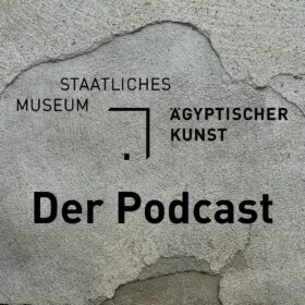 Auf einer Betonwand das Logo des Museums, darunter steht "Der Podcast"