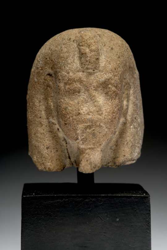 Frontalansicht eines Uschebtiköpfchen des Echnaton aus hellbraunem Stein