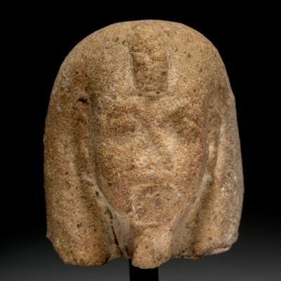 Frontalansicht eines Uschebtiköpfchen des Echnaton aus hellbraune Stein