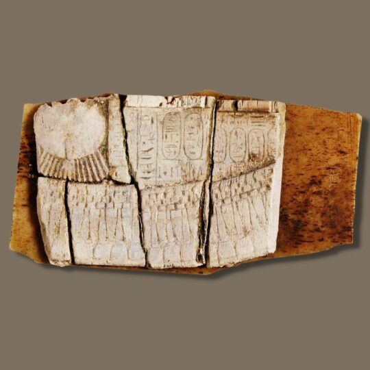 Elfenbeinfragment mit hieroglyphischer Inschrift