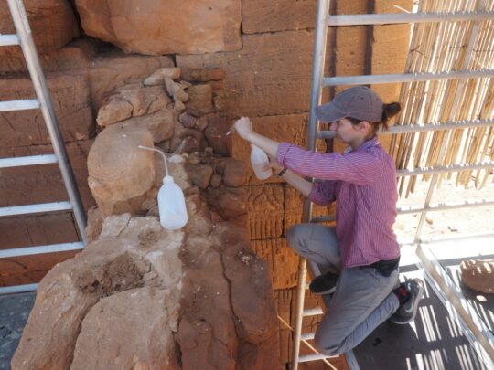 Restaurierungsarbeiten in Naga  - eine Mauer wird gefestigt.
