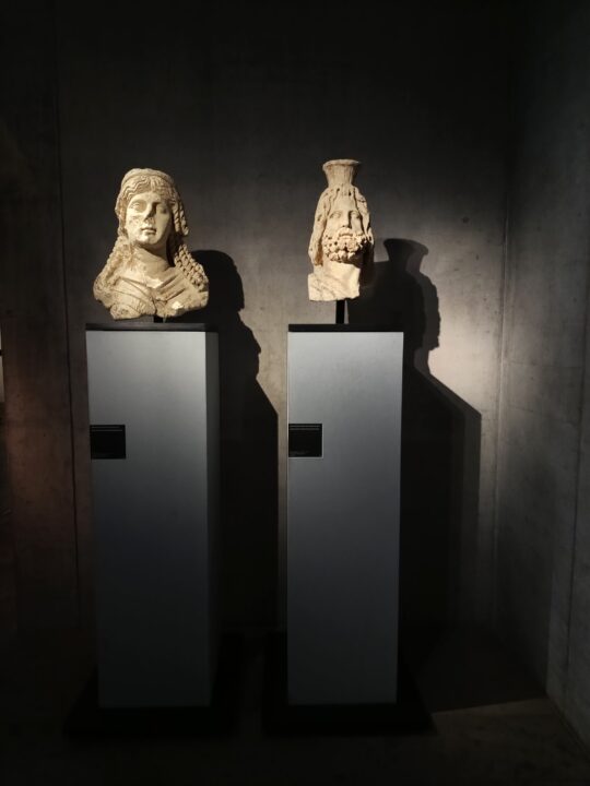 Statuenköpfe von Isis und Serapis im Raum "Ägypten und Rom"