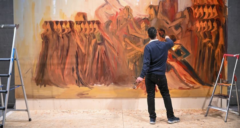 Alaa Awad arbeitet an einem Gemälde