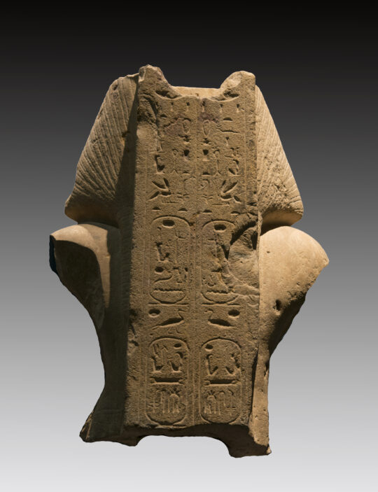 Rückseite des Oberteils der Statue Ramses' II.