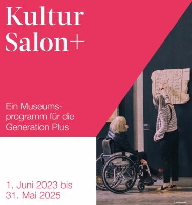 KulturSalon+, Ein Museumsprogramm für die Generation Plus, 1. Juni 2023 bis 31. Mai 2025, daneben im Bild eine ältere Dame in einem Rollstuhl, die interessiert ein altägyptisches Relief betrachtet. Neben ihr steht eine junge Frau, die erklärend auf das Relief deutet.