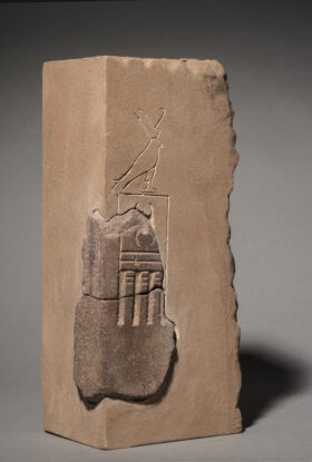 Rekonstruiertes Fragment eines Königsnamens aus rötlichem Stein