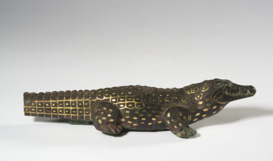 Bronzefigur eines Krokodils, Schuppen sind mit Goldfäden eingelegt