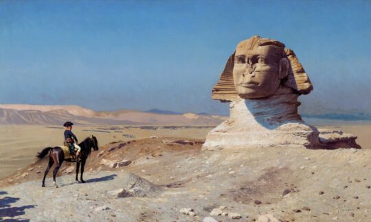Gemälde von Jean-Léon Gérôme, "Napoleon vor der Sphinx" Napoleon sitzt auf einem Pferd und schaut nach rechts zum halb von Sand verborgenen Sphinx.