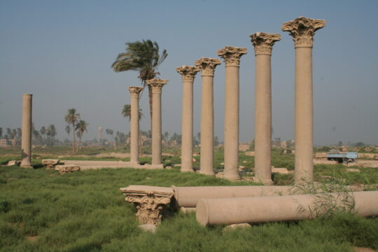Blick auf die Säulen der römischen Basilika in Hermopolis. der Rest des Gebäudes fehlt.