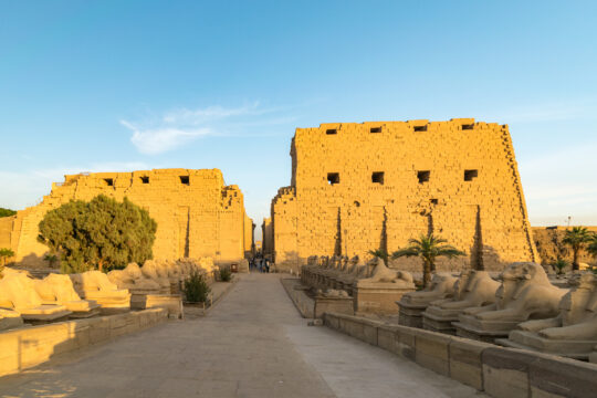 Eingangsbereich des Karnak-Tempels mit einer Allee aus Widdersphingen und dem hohen Tempelportal