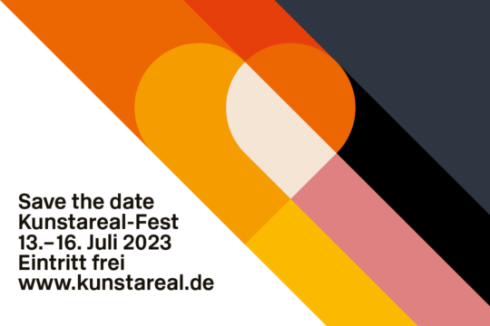 Kunstareal-Fest-Logo 2023 - ein herz mit Streifen in bunten Farben, daneben stehen die Daten des Festes: 13.-16. Juli 2023