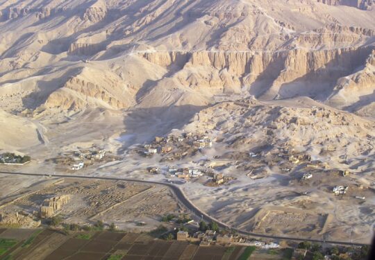 Blick auf die Nekropole von Abd el Gurna auf der thebanischen Westseite