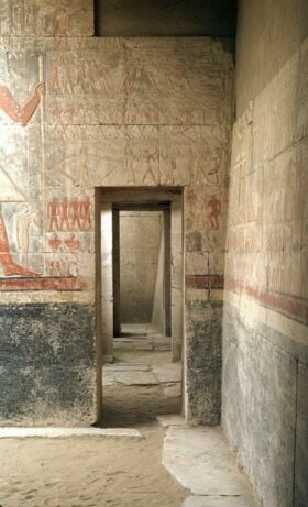 Blick in die Mastaba des Mereruka durch zwei Räume hindurch.