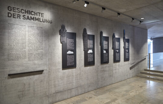 Dokumentation der Sammlungsgeschichte des Museums auf der Galerie in der Ausstellung