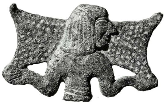Bronzerelief: eine Person trägt einen kissenförmigen Barren auf den Schultern