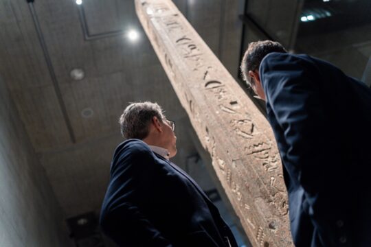 Minister Blume im Gespräch mit Arnulf Schlüter, sie blicken zum Obelisken
