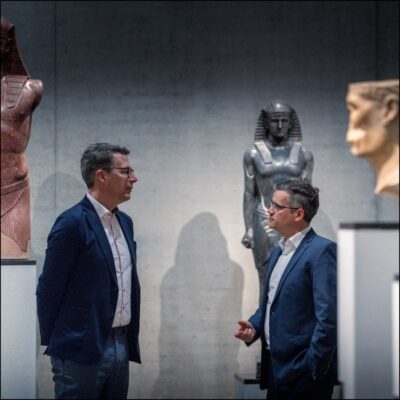 Minister Blume im Gespräch mit Arnulf Schlüter, im Hintergrund ägyptische Statuen