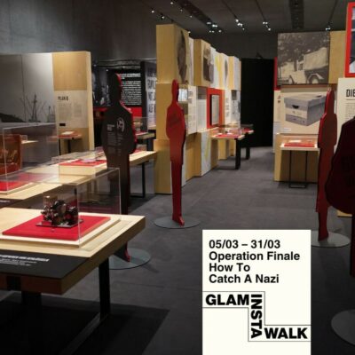 Blick in den Sonderausstellungsraum mit der Ausstellung "Operation Finale", dazu das Logo des GLAM-Instawalks
