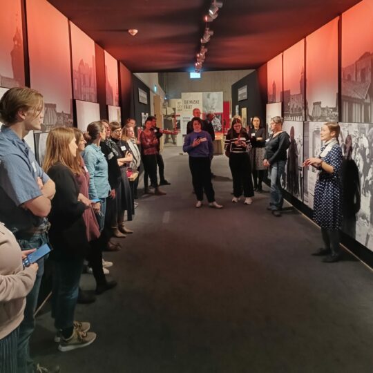 Eine Gruppe Menschen bei einer Führung in der Ausstellung "Operation Finale"