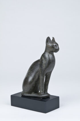 Bronzefigur einer sitzenden Katze