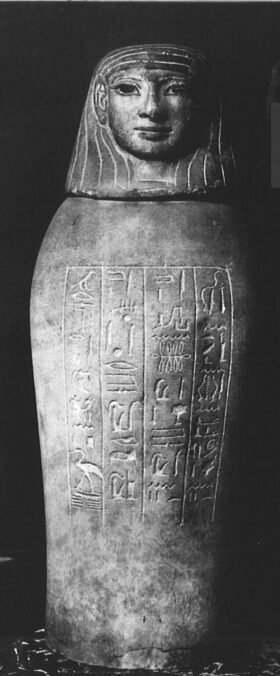 Schwarzweißbild einer altägyptischen Kanope mit menschengestaltigem Deckel
